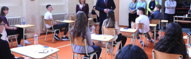 Око 64.000 осмака на проби мале матуре