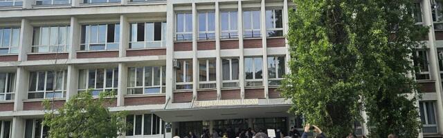 VIDEO: Učenici Jovine zaključani u Mašinskoj, roditelji protestuju ispred škole, direktor kod vrata