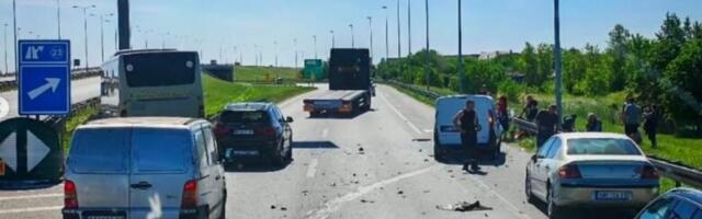 POVREĐENO DETE I DVOJE ODRASLIH Jeziva saobraćajna nesreća u Dobanovcima, stravične scene na ulazu u Beograd