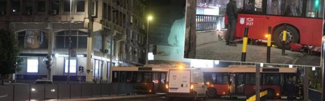 Ovo je potez građana heroja: Vozač autobusa izgubio svest i izazvao nesreću na Brankovom mostu, njihov potez oduševio (FOTO/VIDEO)