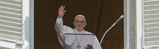 ISKLJUČITE TELEFONE: Papa se vratio u Vatikan i tokom svog obraćanja vernicima poslao MOĆNU PORUKU!