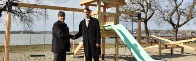 KOMPANIJA NIS DONIRALA SREDSTVA ZA REKONSTRUKCIJU DEČJIH IGRALIŠTA Mališani iz Subotice dobili novi prostor za igru