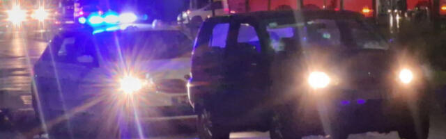 VOZAČ IZGUBIO KONTROLU PRI VELIKOJ BRZINI, AUTOMOBIL SE PREVRTAO I UDARIO U PARKIRANA VOZILA! Teška saobraćajna nesreća kod Obrenovca
