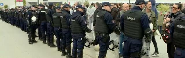 Kordon policije u Kragujevcu razdvaja okupljene građane i pristalice SNS-a