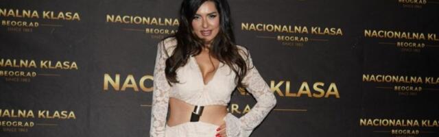 TANJA SAVIĆ UHVAĆENA BEZ MUKIJA! Pevačica došla da podrži kolegu, a evo sa kim je bila! (VIDEO)