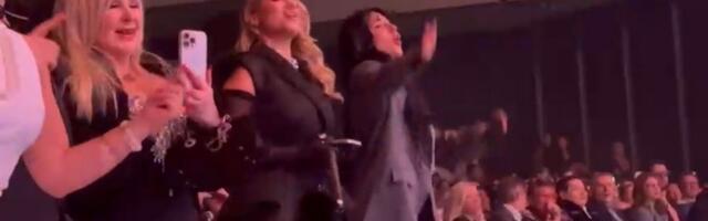 Knezova druga žena izbacila grudi, pored nje sede Ksenija i njen budući muž: Mlađa ćerka u mrežastim čarapama