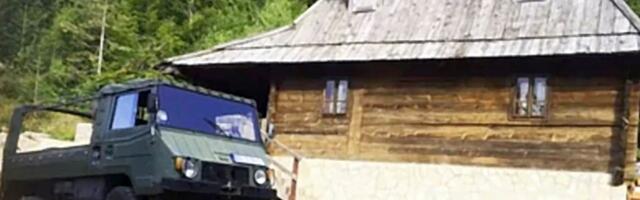 Vojin Ćetković DAO KOLEGI IDEJU DA KUPI BRVNARU na Mokroj Gori: Od tada svaki slobodan trenutak provodi okružen krošnjama (FOTO)