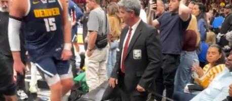 ZBOG OVOG SNIMKA ZAVLADALA JE PANIKA U DENVERU! Kamera uhvatila Jokića na putu ka svlačionici: Nije dobro - ne može da se osloni na nogu! (VIDEO)