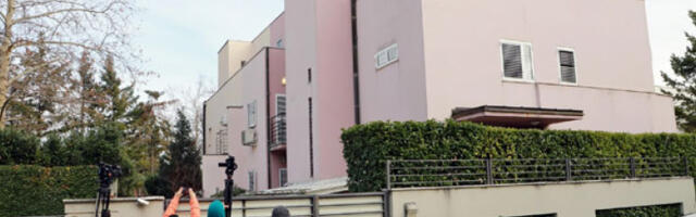 Бачена бомба на кућу Здравка Чолића (ФОТО)