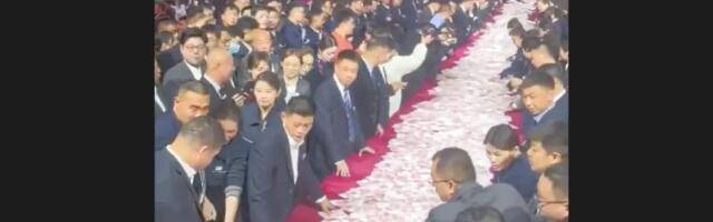 Šef dao radnicima bonus od 22 miliona evra! Novac rasut po stolovima, oni grabe koliko mogu, snimak je hit!