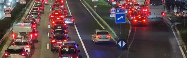 PRESEK STANJA NA PUTEVIMA TOKOM VEČERI: Teretnjaci čekaju četiri sata na izlazu iz Srbije na prelazu Šid