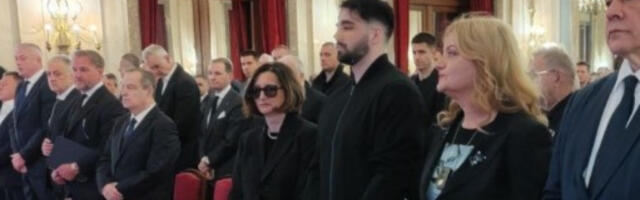 POTRESNE SCENE! Pogledajte kako je žena Duška Vujoševića stigla na komemoraciju - tu je i sin Luka! (VIDEO)