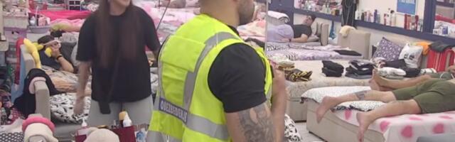 JEZIVO! ANASTASIJA METLOM PREBILA BORU! - Udarla ga do iznemoglosti! OBEZBEĐENJE HITNO ULETELO! (VIDEO)