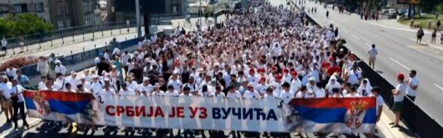NEPREGLEDNE KOLONE LJUDI NA BRANKOVOM MOSTU Građanima koji pešače iz Novog Sada pridružili se i Beograđani! Pogledajte IMPRESIVNE PRIZORE (FOTO)