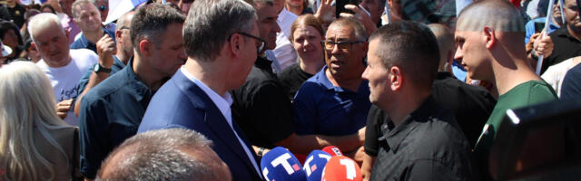 Vučić obilazio seoski put između Donjeg i Gornjeg Sinkovca, ponovio ista obećanja od pre