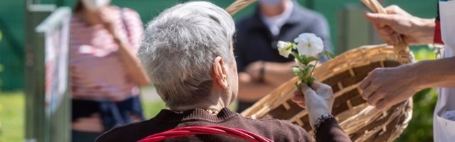 Skoro 2.700 zaraženih u domovima za stare