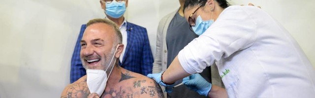 Italijanski biznismen i plejboj došao u Beograd na revakcinaciju, ali mu bilo najvažnije da pokaže mišiće i tetovaže