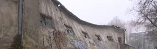 OPASNO! Zid bivše fabrike u Zemunu nakrivljen, samo što se ne obruši (FOTO)