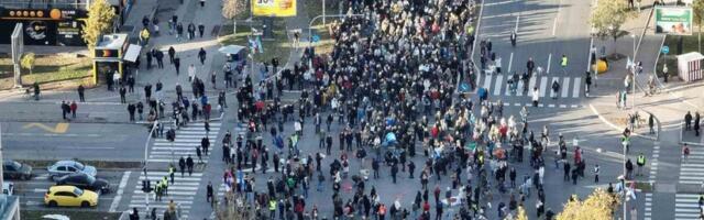 Šaka jada matretira građane! Okupilo se jedva 600 učesnika na protestu opozicije u Novom Sadu! (FOTO)