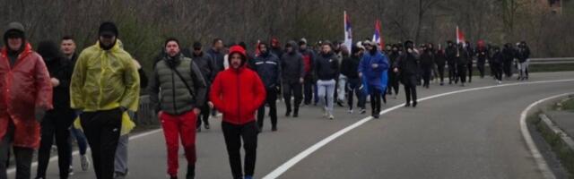 SVE ZA SRBIJU, SRBIJU NI ZA ŠTA! Pešaci sa KiM nastavljaju odlučno ka Kraljevu sa podignuta tri prsta (VIDEO)