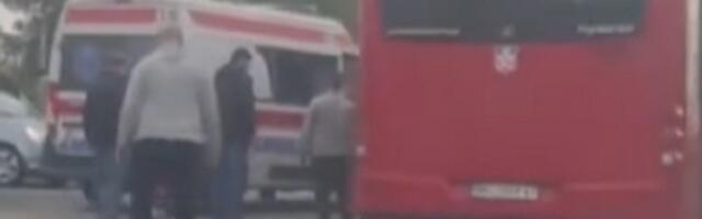 Devojka teško povređena u sudaru, ispala iz autobusa (VIDEO)