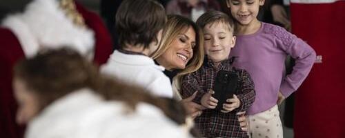 "Pa ona ne zna engleski" Melanija Tramp čitala deci božićnu priču, a ljudi na mrežama je ocrnili: "Nema ni emocije" (VIDEO)