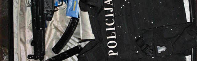 FITNES TRENER OTVORIO VRATA GARAŽE, A TAMO ARSENAL SMRTI! Užas otkriven u Zemunu, imali i POLICIJSKE UNIFORME! FOTO