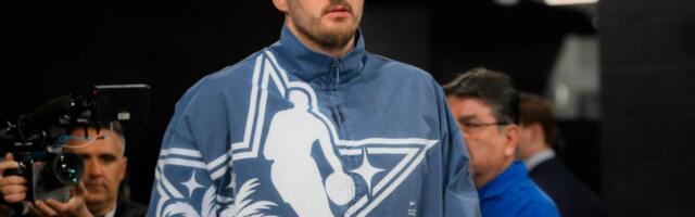 KAKO JE BUCKO IZ TAMO NEKE SRBIJE NABIO KOMPLEKSE NADOBUDNIM AMERIMA? Došao kao nebitan lik - ismevali ga i ponižavali, sada mu se klanja ceo svet! Kakva priča!