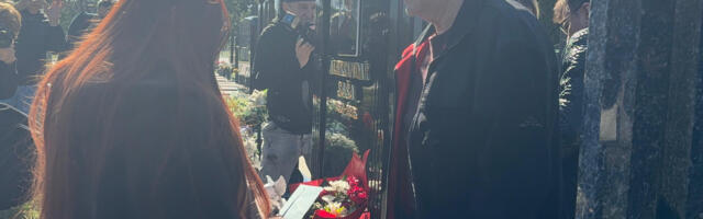 Ćerku Saše Popovića na grobu sačekao ovaj čovek, pa joj dao kovertu koja ju je slomila: Evo šta je bilo u njoj