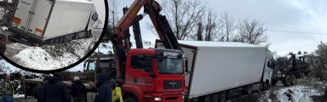 Šleper sleteo s puta: Saobraćajna nezgoda kod Kadinjače (FOTO)