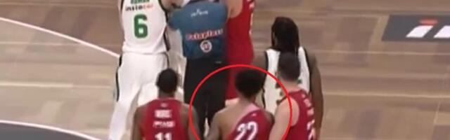 MATIJAS LESOR POCEPAO DRES KOŠARKAŠA OLIMPIJAKOSA! Totalni haos u velikom derbiju, sudije izbacile dvojicu igrača sa utakmice! (VIDEO)