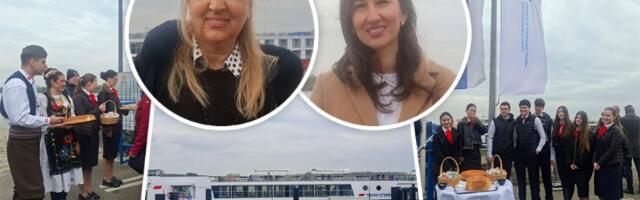 DIREKTNO na otvaranju nautičke sezone u Zemunu:  Uplovio kruzer "Viktorija" - turisti dočekani na tradicionalni srpski način - uz rakiju, pogaču i so (VIDEO)