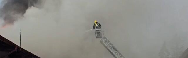 Pakao na Zvezdari: Požar u Ustaničkoj, crni dim progutao zgradu