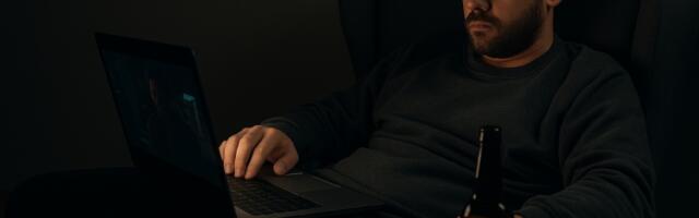Stalno gledaš istu seriju ispočetka? Nauka kaže da to nije lenjost, nego – terapija