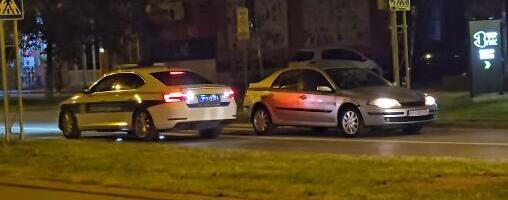 BEŽAO OD POLICIJE, OSTAVIO AUTO PA OTRČAO PEŠKE Drama na ulicama Novog Sada (VIDEO)