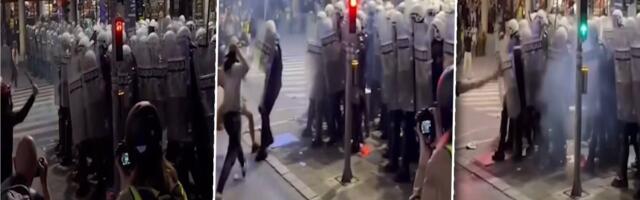 Polugo i sa majicom na glavi napada policiju: Ovo je trenutak kada je nasilje eskaliralo na skupu na Slaviji