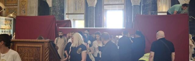 Pojas Presvete Bogorodice na postolju! Vernici prolaze ispod svetinje za blagoslov (FOTO/VIDEO)