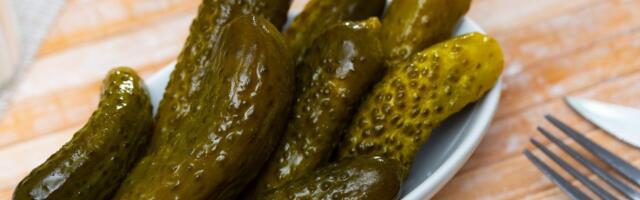 Domaći kiseli krastavci ostaće hrskavi ako u teglu dodate ovaj jednostavan sastojak