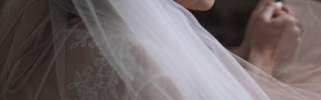 Majka ženila sina, a onda ugledala beleg na ruci neveste na dan venčanja: "Ti si moja ćerka"