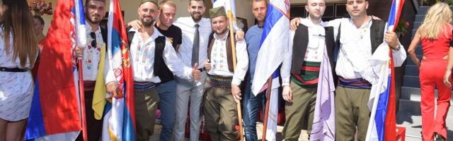 Несвакидашња свадбена поворка стигла је од Чачка до Рудог, пет барјакара у народним ношњама дошло по Јовану