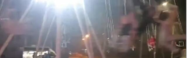 Vrisak i strah: Ringišpil pun dece krenuo da se ruši (VIDEO)