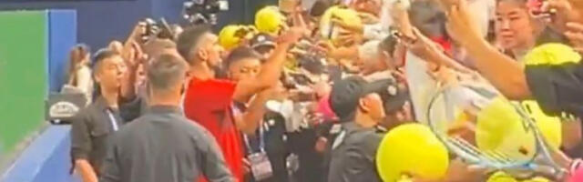 Kinezi umalo srušili stadion zbog Đokovića: Novak se prikrao teniseru i pobrinuo za šou /VIDEO/