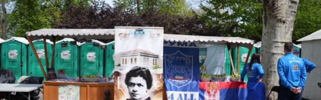 Ćacilende 2.0, prijatno! Narodna nošnja i hrana ispred TOALETA (FOTO)