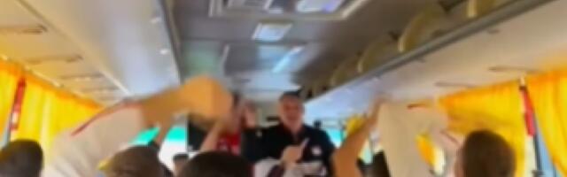 NE ŽURI NAM SE KUĆI Ovako su odbojkaši Srbije proslavili senzacionalnu pobedu, trešti čuveni hit (VIDEO)