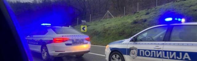UŽAS NA AUTO-PUTU KOD BEOGRADA! Pokvarilo mu se vozilo, stao u zaustavnu traku, vozač kamiona zaspao, izgubio kontrolu nad vozilom i UBIO ČOVEKA!
