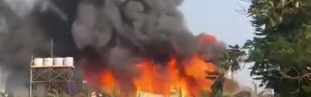 POŽAR U FABRICI, NAJMANJE 26 POVREĐENIH! Policajci i vatrogasci umalo poginuli dok su izvlačili ljude (VIDEO)