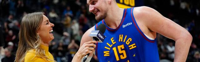 “Šta joj to znači?” Jokić dobio transparent na ćirilici usred Memfisa, zbog čuvene novinarke ovu devojku sada zna skoro milion ljudi!