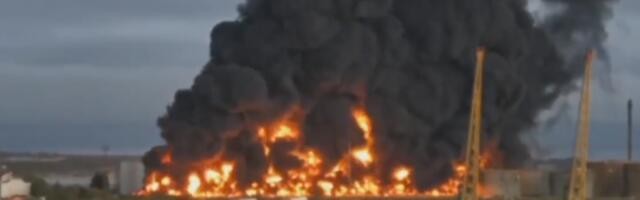 POŽAR NA KRIMU: Dronovi pogodili skladište nafte, eksplozija se videla sa svih terasa i prozora (FOTO)