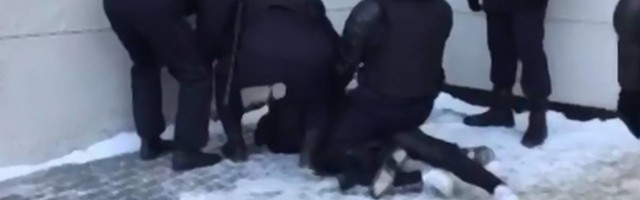 Ne mogu da dišem, pustite me, molim vas: jeziva scena brutalnosti policije sa protesta u Rusiji o kojoj priča ceo svet