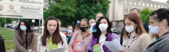 Direktorka osnovne škole u Beogradu preti roditeljima krivičnim prijavama jer žele besplatne udžbenike za decu